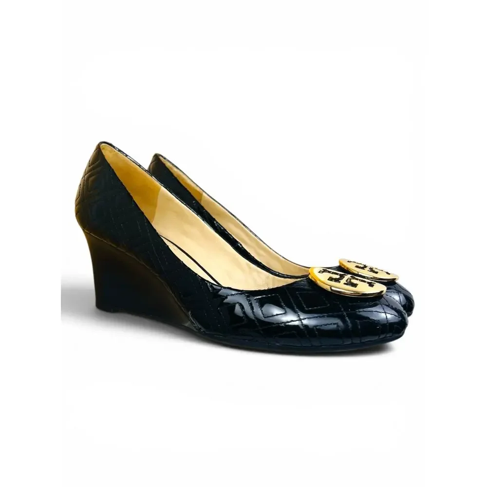 Tory Burch Quinn Quilted Patent Leather Wedge Pumps Gold Logo Black Size 7